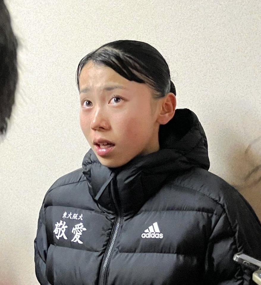 　涙ながらに高校生活を振り返る久保凛