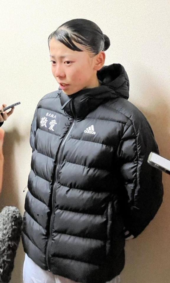 　涙ながらに高校生活を振り返る久保凛