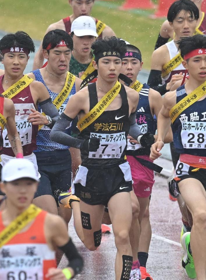 　男子１区で驚異的な日本選手最高記録をマークした学法石川・増子陽太（中央）＝撮影・飯室逸平
