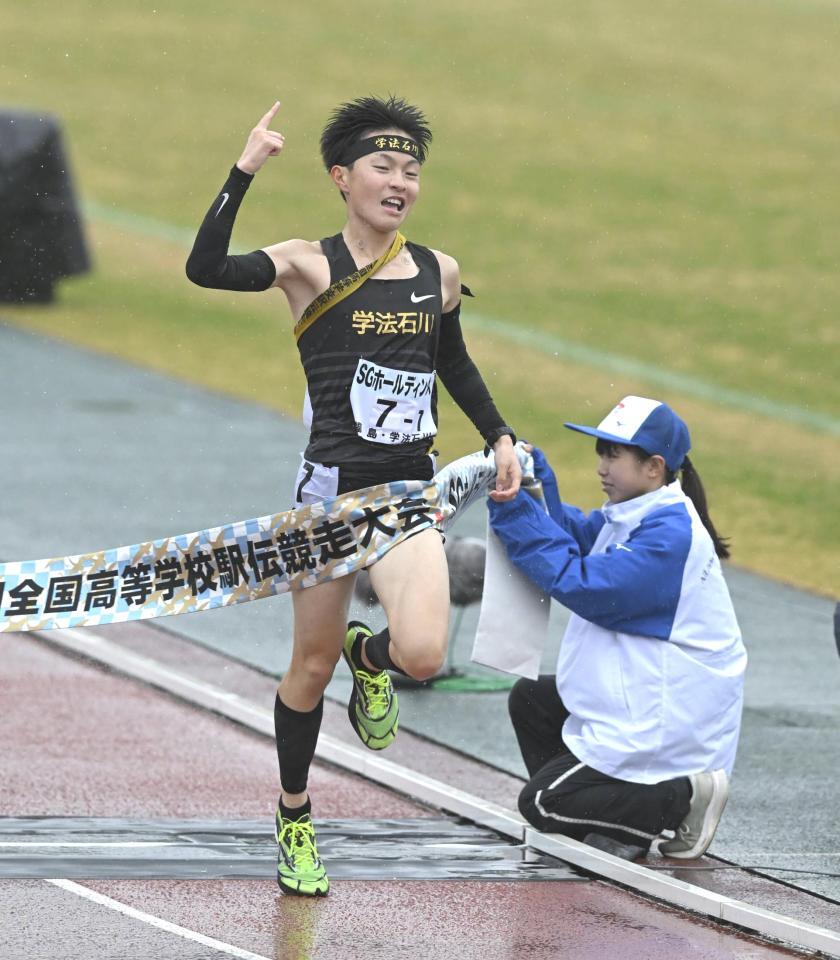 　トップでゴールする学法石川