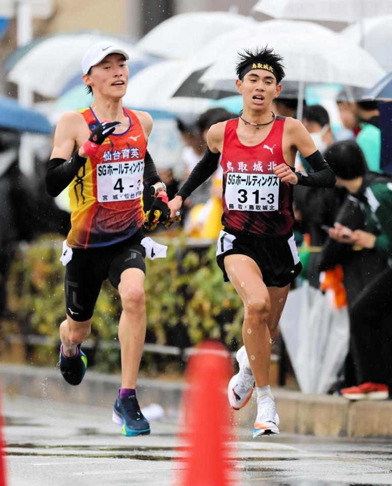 　仙台育英・鈴木大翔（左）は鳥取城北・村上遵世と激しく競り合う（撮影・山口登）