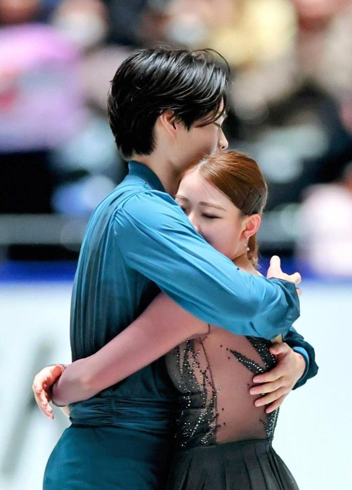 　アイスダンスフリー　演技を終え抱き合う紀平梨花（右）、西山真瑚組