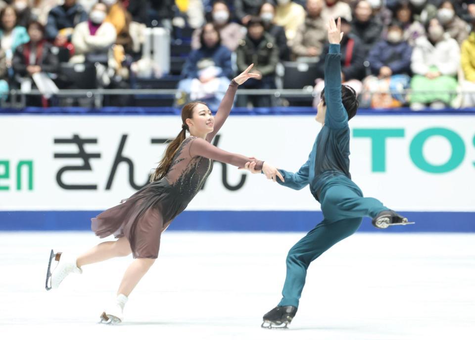 　演技する紀平梨花、西山真瑚組（撮影・石井剣太郎）