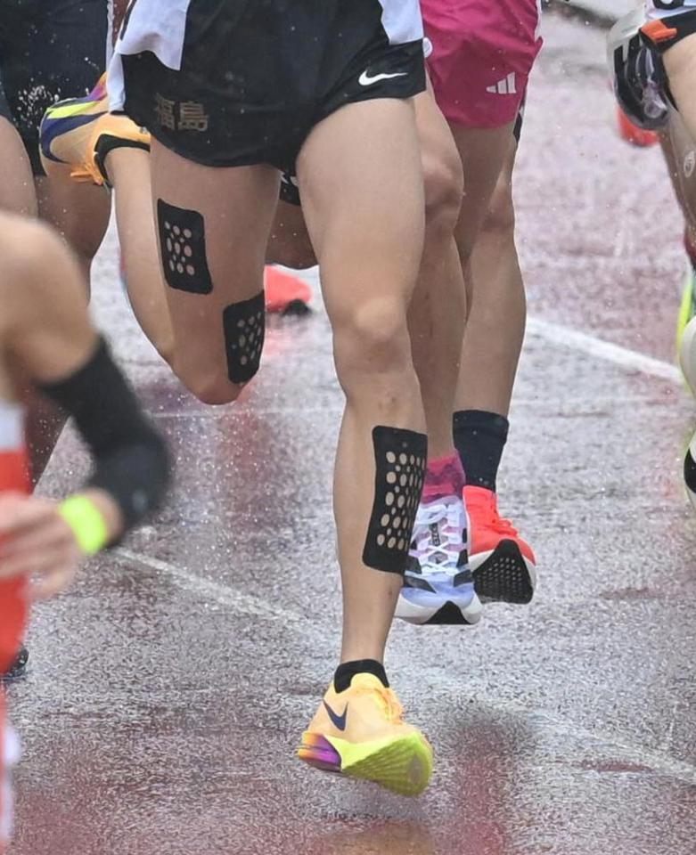 　一致団結を図った太ももの黒テープ