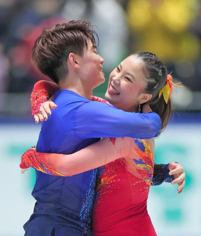 　演技を終え抱き合って喜ぶ吉田唄菜（右）、森田真沙也組