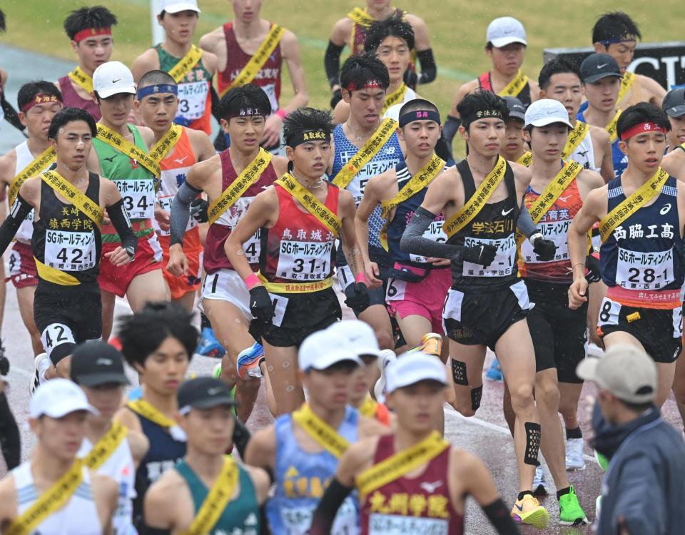 　スタートする男子の選手たち（撮影・飯室逸平）