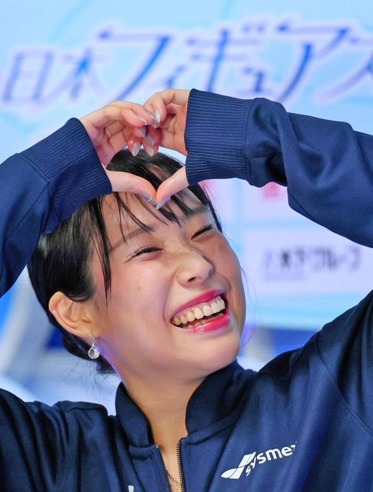 　演技を終えハートマークを作る三原舞依