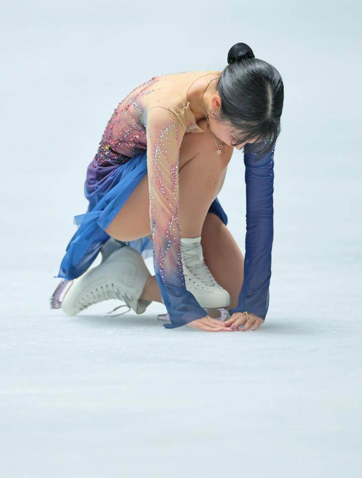 　演技を終え氷に触れる三原舞依