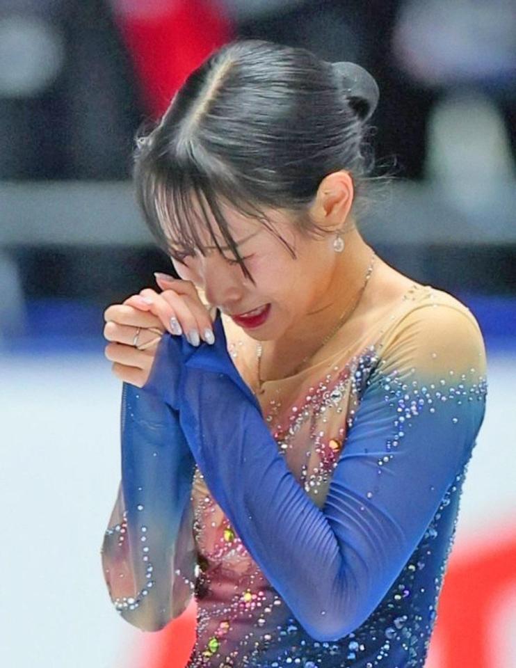 　演技を終え涙を流す三原舞依