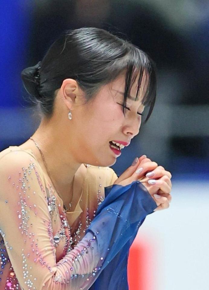 　演技を終え涙を流す三原舞依