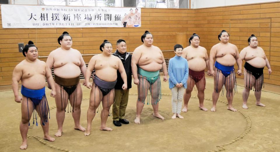 　埼玉栄出身の（左から）藤ノ川、王鵬、翔猿、同校の山田道紀監督、琴桜、山田監督の早苗夫人、大栄翔、琴勝峰、豪ノ山