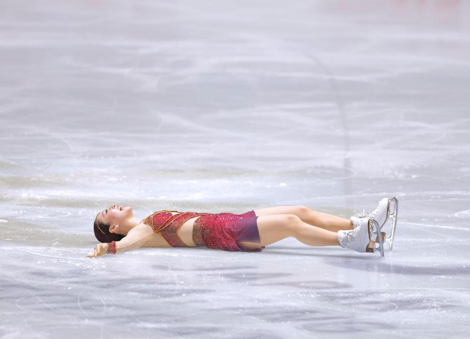 　女子フリーの演技を終え、リンクに倒れ込む樋口新葉