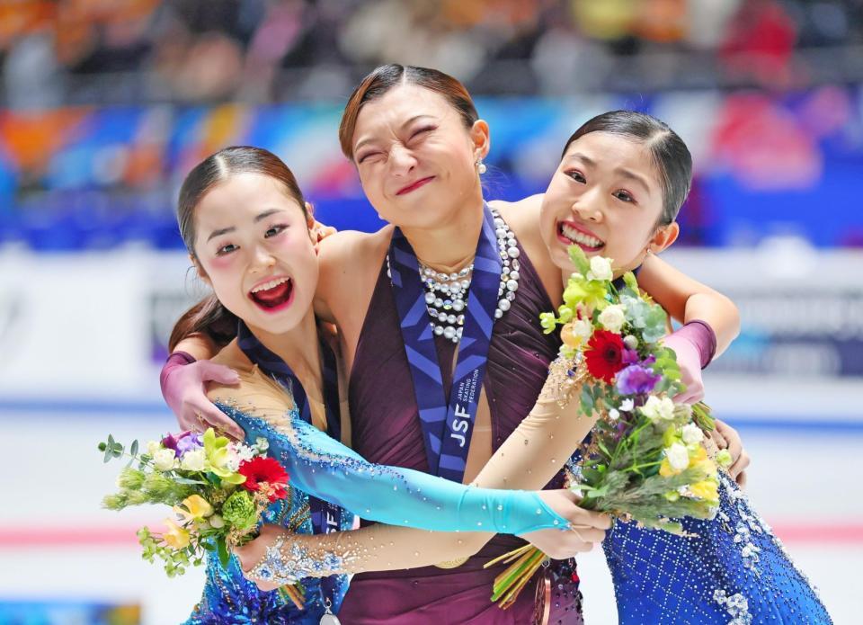 　表彰式で笑顔を見せる女子で優勝した坂本花織（中）、２位の島田麻央（左）、３位の千葉百音