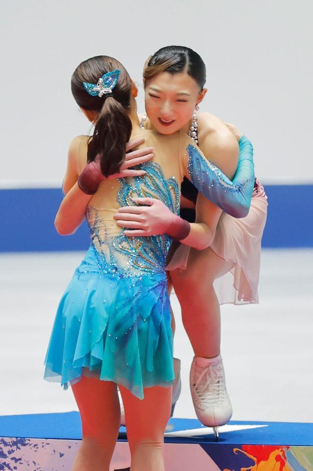 　表彰式で２位の島田麻央（手前）と抱き合う、優勝した坂本花織