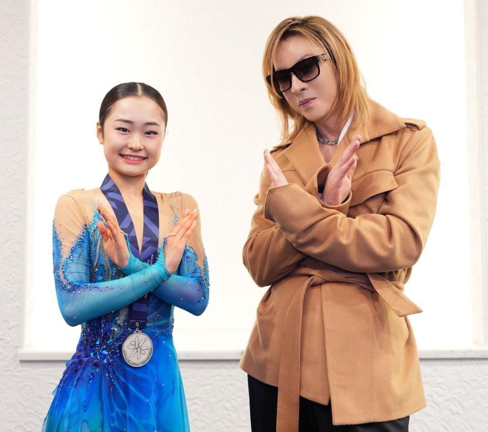 　ＹＯＳＨＩＫＩ（右）とポーズを決める島田麻央