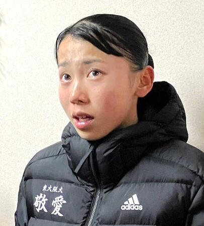 　目に涙をためながら取材に応じる（撮影・中野裕美子）