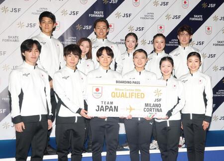 　（前列左から）三浦佳生、佐藤駿、鍵山優真坂本花織、中井亜美、千葉百音（後列左から）三浦璃来、木原龍一組、長岡柚奈、森口澄士組、吉田唄菜、森田真沙也組（撮影・石井剣太郎）