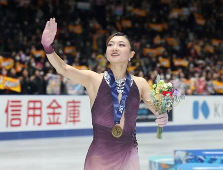 　ファンに手を振る坂本花織（撮影・石井剣太郎）