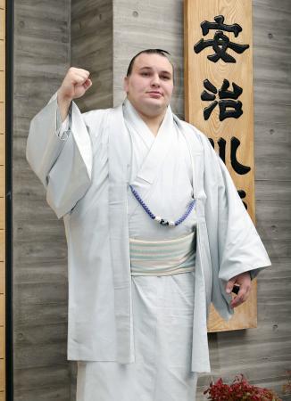 　大相撲初場所の番付が発表され、ポーズをとる新大関の安青錦＝２２日、東京都江東区の安治川部屋