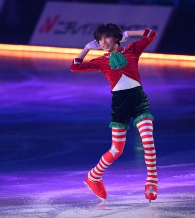 　クリスマスカラーの衣装で演技する佐久間陸（撮影・伊藤笙子）