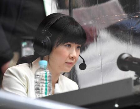 　解説ブースに座る福原愛さん＝丸善インテックアリーナ大阪、２１年１月