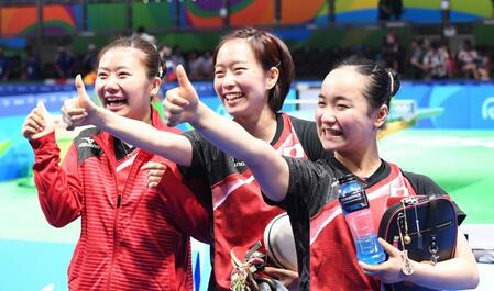 　笑顔でサムアップポーズをする（左から）福原愛、石川佳純、伊藤美誠＝リオデジャネイロ（１６年８月）