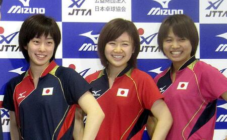 　ロンドン五輪卓球女子日本代表の（左から）石川佳純、福原愛、平野早矢香＝２０１２年７月
