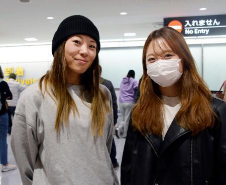 　取材に応じるスノーボード女子の冨田せな（左）と工藤璃星＝２２日、成田空港
