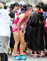 　タスキを渡した後、失意の表情を浮かべる東大阪大敬愛・久保凛（撮影・山口登）