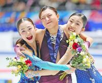 　表彰式で笑顔を見せる坂本花織（中）、２位の島田麻央（左）３位の千葉百音