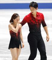 　ペアＳＰの演技を終えた三浦璃来（左）、木原龍一組＝２０日