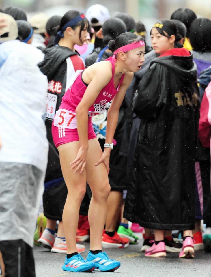 　タスキを渡した後、失意の表情を浮かべる東大阪大敬愛・久保凛（撮影・山口登）