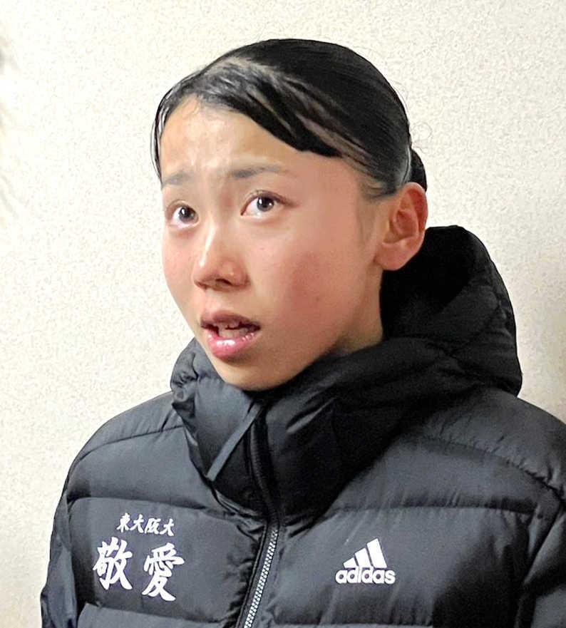 　目に涙をためながら取材に応じる（撮影・中野裕美子）