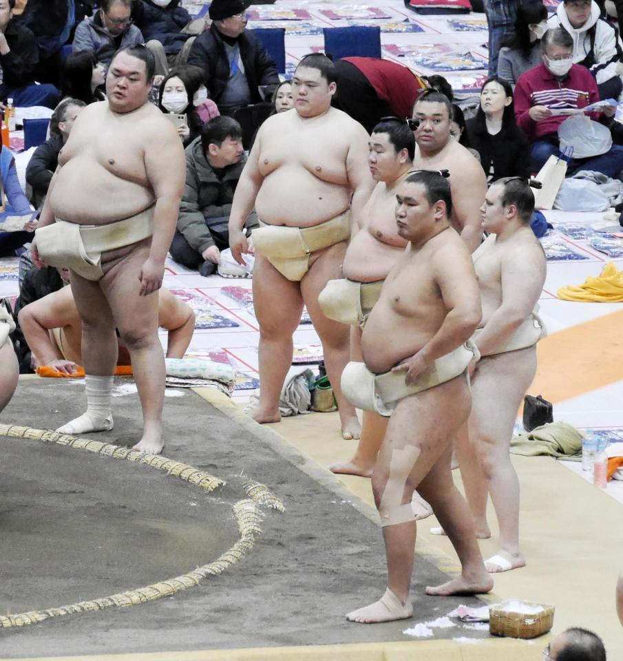 　左膝にテーピングを巻き、稽古の土俵に上がる豊昇龍（手前）