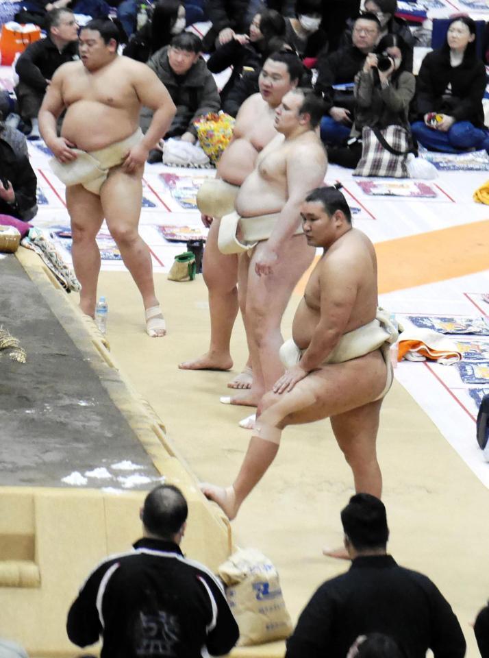 　左膝をさする豊昇龍（手前）