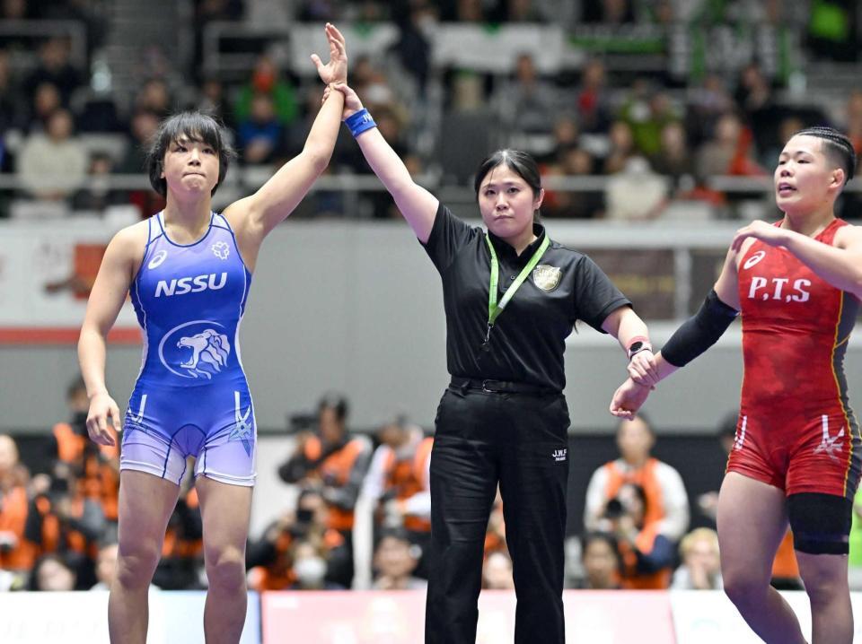 　決勝で徳原姫花（右）に勝利した藤波朱理（撮影・戸田泰雅）