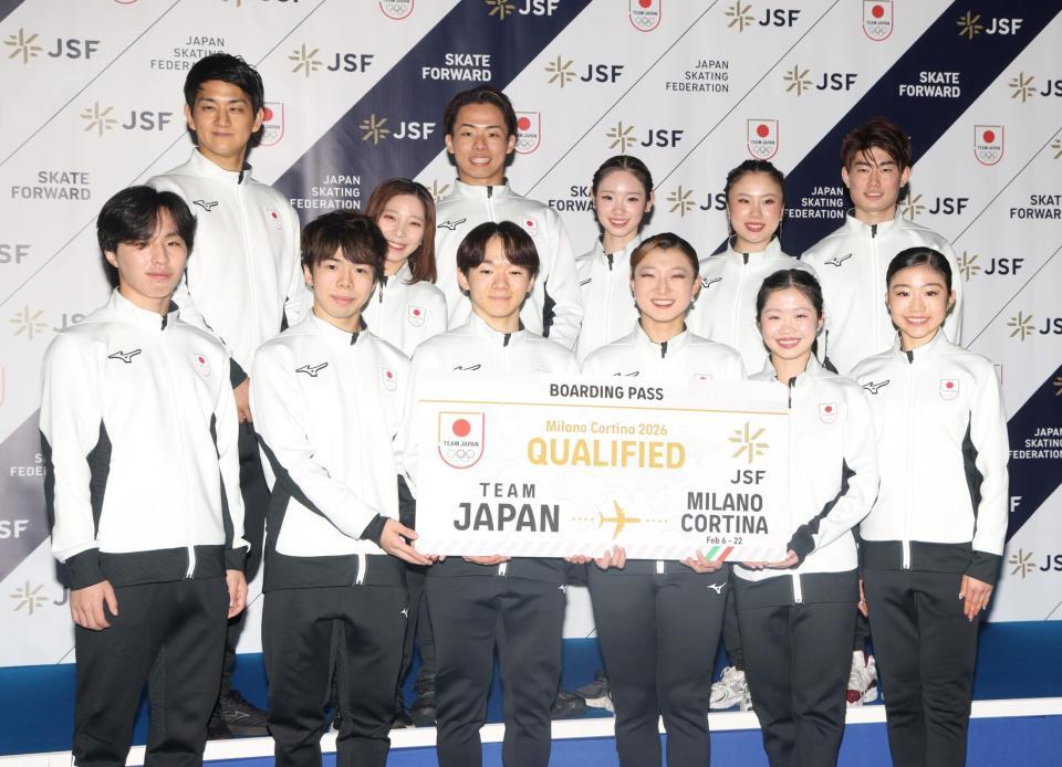 　（前列左から）三浦佳生、佐藤駿、鍵山優真坂本花織、中井亜美、千葉百音（後列左から）三浦璃来、木原龍一組、長岡柚奈、森口澄士組、吉田唄菜、森田真沙也組（撮影・石井剣太郎）