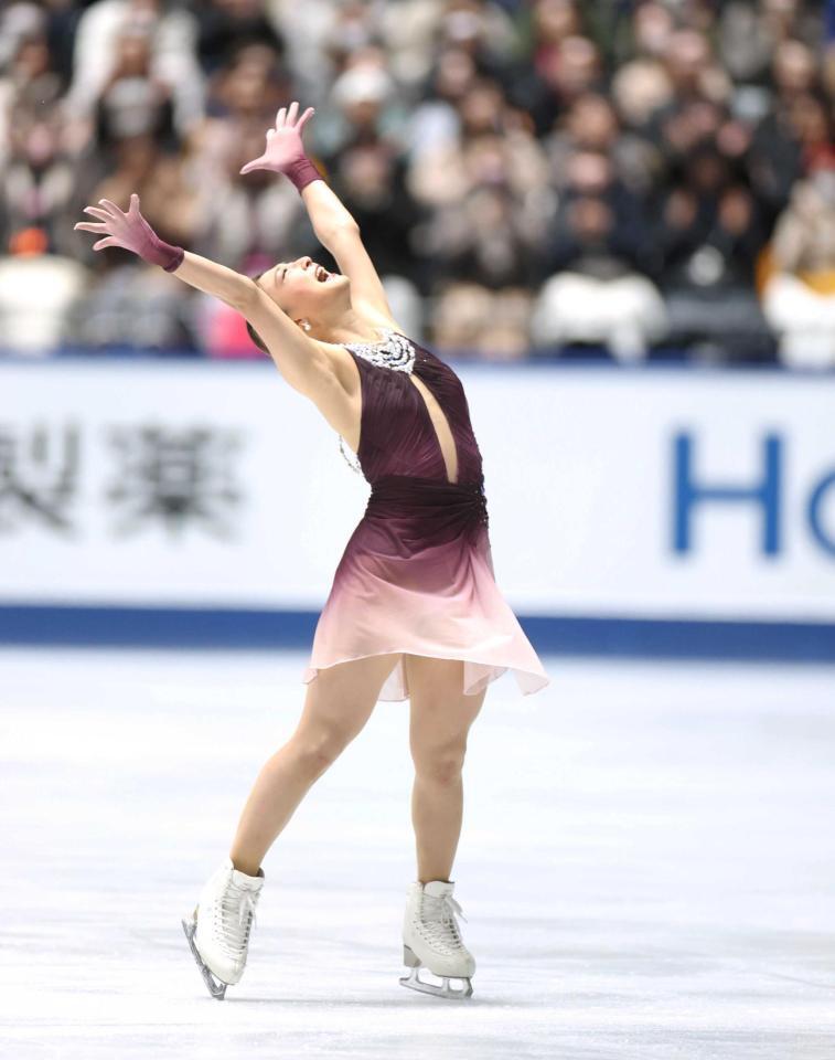 　フリーの演技を終え、万感の思いで両手を突き上げる坂本花織（撮影・石井剣太郎）