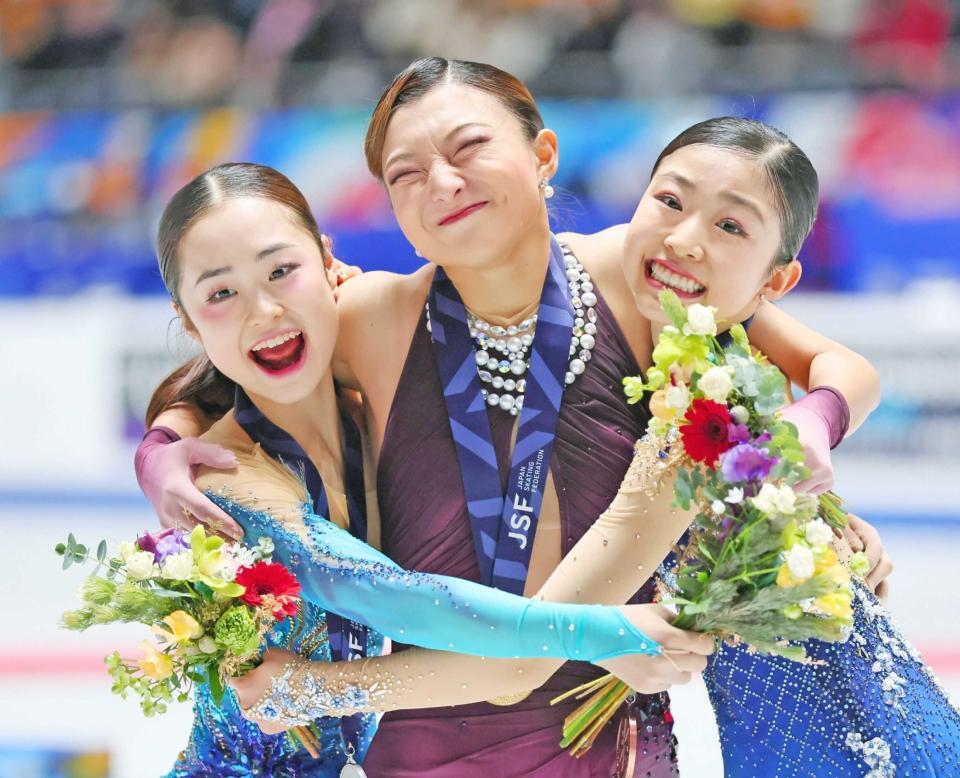 　表彰式で笑顔を見せる坂本花織（中）、２位の島田麻央（左）３位の千葉百音