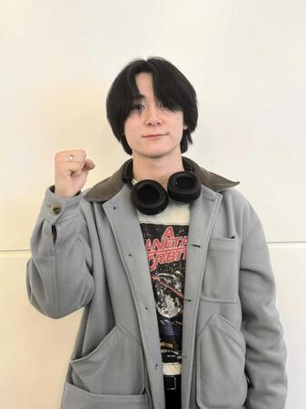 　羽田空港で取材に応じる戸塚優斗