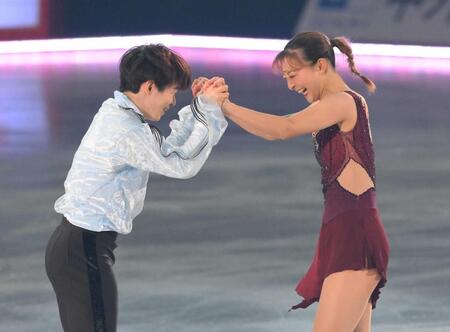 　手を取り合う鍵山優真（左）と坂本花織（撮影・伊藤笙子）