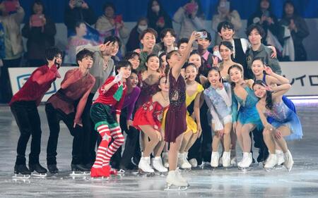 　フィナーレ後に坂本花織（中央）の自撮りで記念撮影する出演者たち