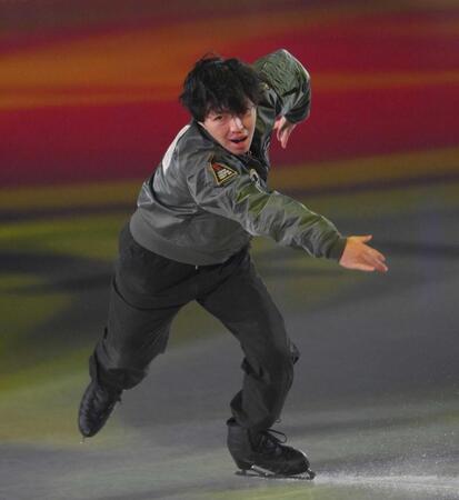 　メダリスト・オン・アイス２０２５で演技する三浦佳生