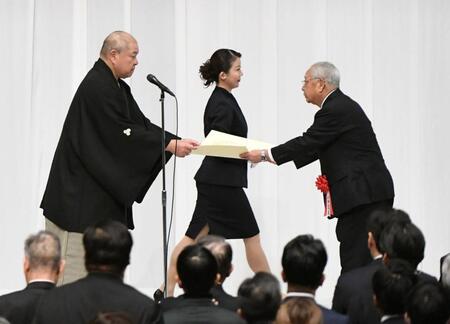 　山本道廣日本大相撲溜会会長（右）に感謝状を贈呈する八角理事長（撮影・佐藤厚）