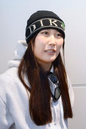 　スイス合宿から帰国し、取材に応じるスノーボード女子の村瀬心椛＝２３日、羽田空港