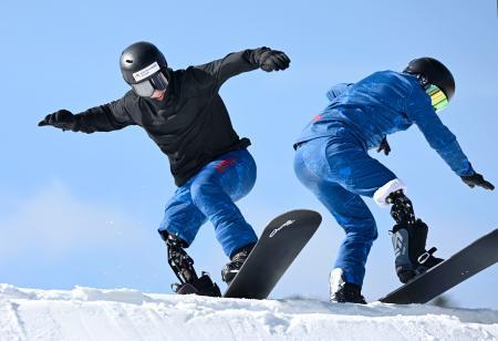 　雪上で練習する小須田潤太（左）と小栗大地＝静岡県裾野市