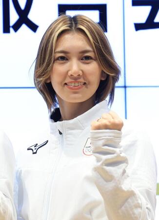 　笑顔でガッツポーズのフォルティウス・吉村紗也香（撮影・金田祐二）