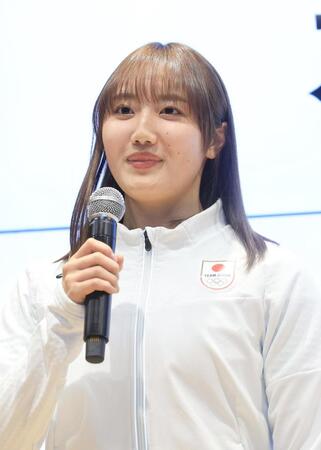 　あいさつするフォルティウス・小林未奈（撮影・金田祐二）