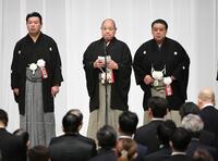 　あいさつする八角理事長（中央）＝撮影・佐藤厚