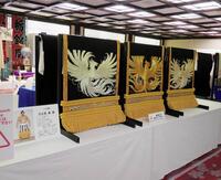 　展示される大の里三つぞろい化粧まわし